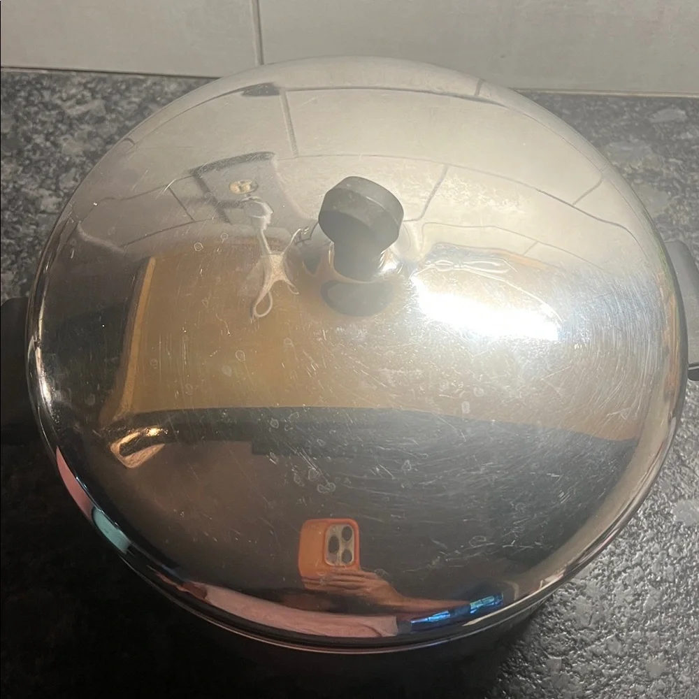 Vintage 6 quart Farberware stock pot with lid. Like new. Still very shiny